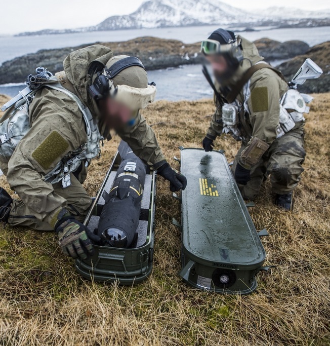 Kystjegere setter opp hellfire våpen / Soldiers from the Norwegian coastal artillery preparing hellfire weapon