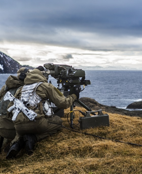 Kystjegere setter opp hellfire våpen / Soldiers from the Norwegian coastal artillery preparing hellfire weapon