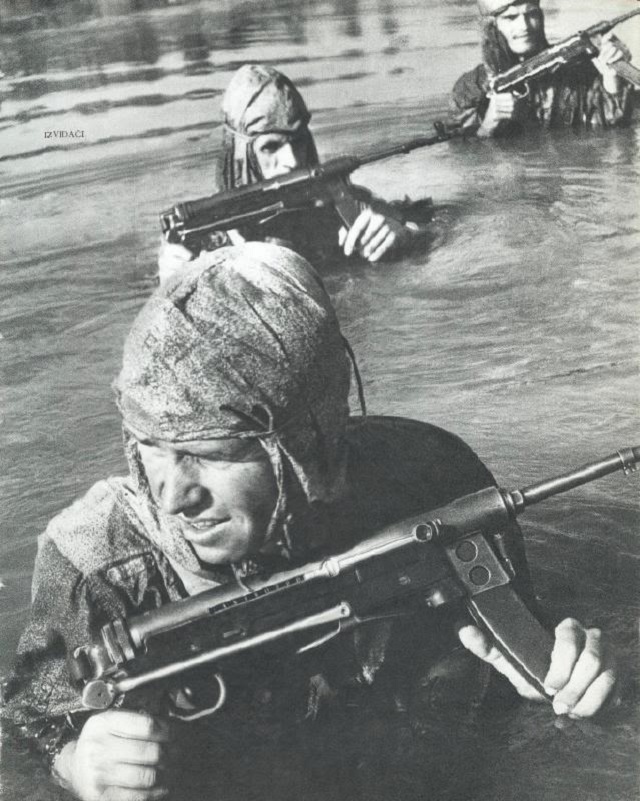 jna-yugoslav-peoples-army-soldiers-crossing-a-river-m56-submachine-gun-yugoslavian-chambered-in-7-62c39725mm-tokarev-cloned-from-mp40.jpg