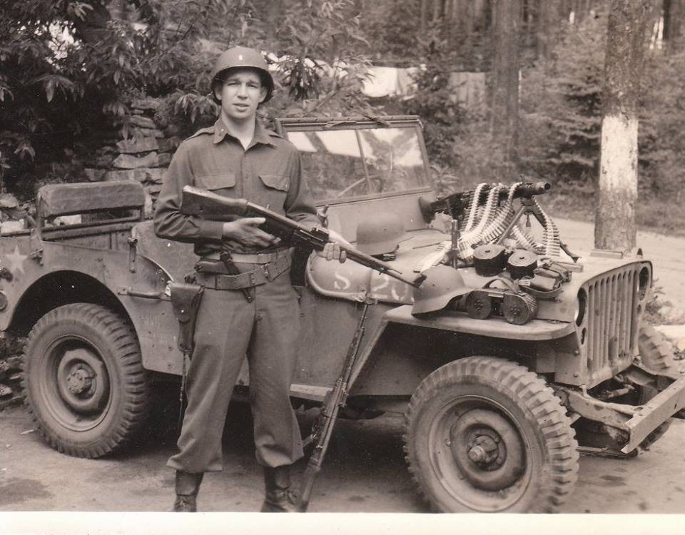 us-army-lt-officer-1945-europe-stg44-luger-p08-captured-mg43.jpg