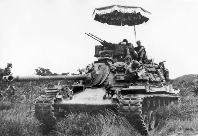 a-us-m48a1-tank-crew-in-vietnam-march-1971-note-the-track-links-used-as-extra-armour-the-non-standard-twin-50-calibre-machine-guns-mounted-at-the-commanders-hatch-and-the-beach-umbr.jpg