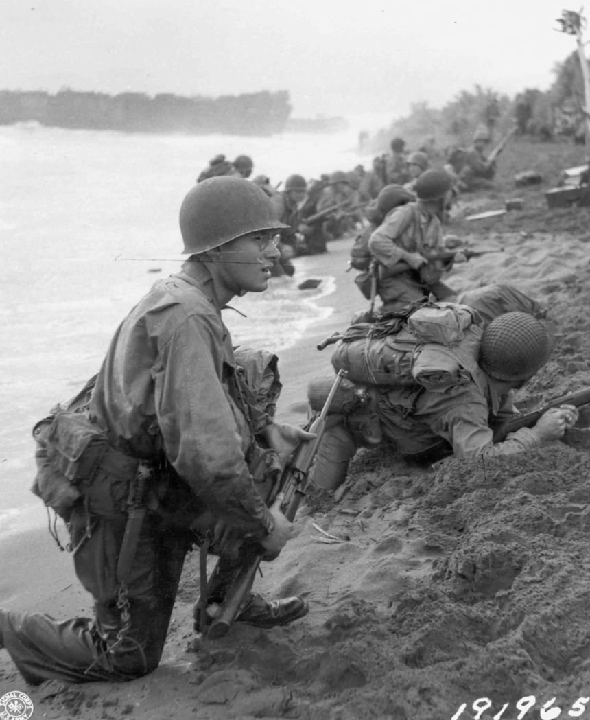 U.S. soldiers on the beaches of Aitape, New Guinea, April 22, 1944 163rd Infantry rgt 41st Division note M1 Carbine US Signal Corps picture 191965